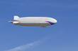 Zeppelin vor blauem Himmel