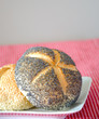 Mohnbrötchen und Sesambrötchen