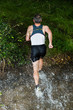 Jogger durchquert Bach Jogger durchquert Bach