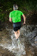 Jogger durchquert Bach Jogger durchquert Bach