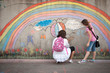 Arcobaleno disegnato sui muri - graffiti