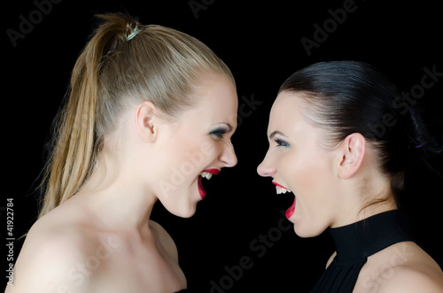 Foto: Two beautiful girls shout and swear Two beautiful girls shout and swear