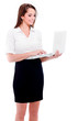 femme avec ordinateur portable femme avec ordinateur portable