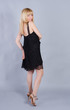 sexy frau im schwarzen minikleid