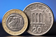 Griechische Euromünze und Drachme