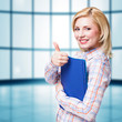 attraktive blonde junge Frau mit Akten