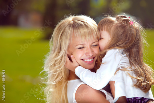 Foto: Beautiful happy mother with her daughter outdoors Beautiful happy mother with her daughter outdoors