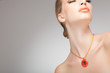 Foto: beautiful woman wearing jewelry, very clean copy space beautiful woman wearing jewelry, very clean copy space