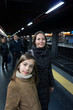 mère et fille sur le quai du métro