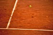 Terrain de tennis et balle jaune