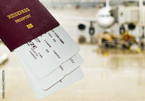 Photo: Reisepass und Brodkarte auf Flughafen Reisepass und Brodkarte auf Flughafen
