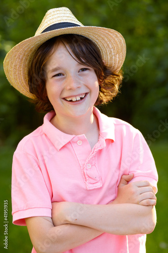 Foto: portrait of young sweet boy with straw hat 3 portrait of young sweet boy with straw hat 3