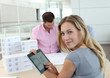 Foto: Beautiful woman in office using electronic tablet Beautiful woman in office using electronic tablet
