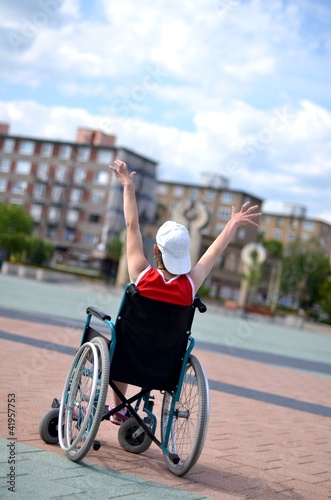 Photo: Homme en fauteuil roulant Homme en fauteuil roulant