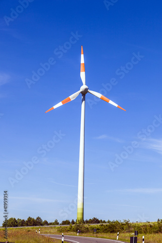 Foto: Windmill gathers energy from the summer breeze. Windmill gathers energy from the summer breeze.