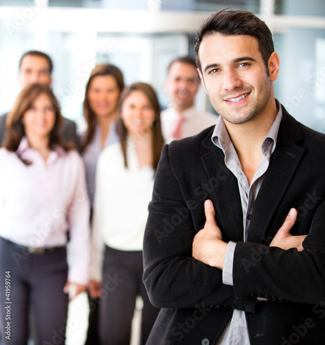 Foto: Businessman leading a group Businessman leading a group