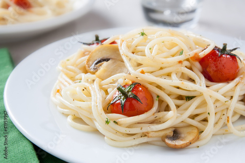 Photo: Spaghetti sautéed with cherry tomatoes and mushrooms Spaghetti sautéed with cherry tomatoes and mushrooms