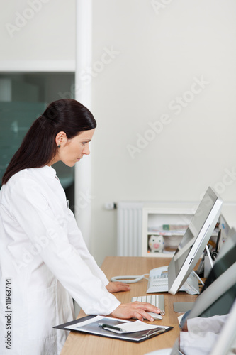 Foto: ärztin arbeitet am computer ärztin arbeitet am computer