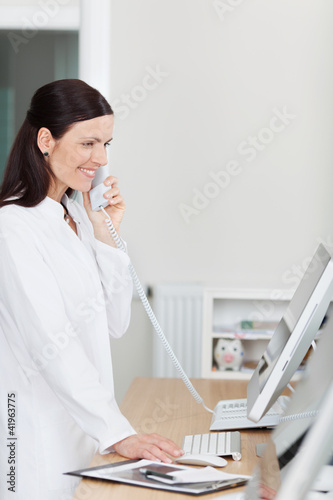 Photo: arzthelferin am telefon arzthelferin am telefon