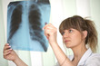 Foto: Female doctor examining an x-ray Female doctor examining an x-ray