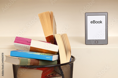 Photo: eBook vs Bücher, e-Reader in einem leeren Bücherregal eBook vs Bücher, e-Reader in einem leeren Bücherregal