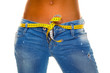 Foto: Schlanke Frau in Jeans mit Massband Schlanke Frau in Jeans mit Massband