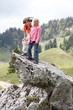 Kinder auf Felsen