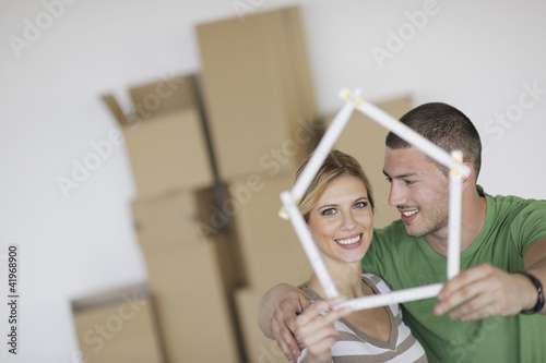Foto: Young couple moving in new home Young couple moving in new home