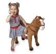 Niña jugando con un caballo.
