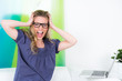 genervte junge frau mit laptop
