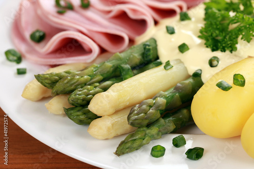 Photo: Gekochter Spargel mit Schinken Gekochter Spargel mit Schinken
