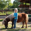 kleines Mädchen führt Pony spazieren