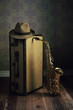 Saxophone près d'une valise