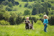 Kinder spielen mit Hund