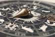 Foto: Pendel auf astrologischem Kreis Pendel auf astrologischem Kreis