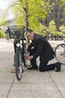 Homme attachant son vélo