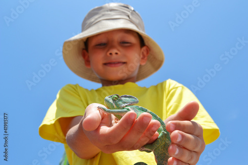 Foto: Kind mit Chamäleon Kind mit Chamäleon