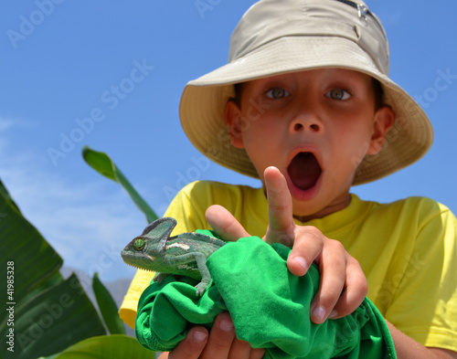 Photo: Junge mit Chamäleon Junge mit Chamäleon