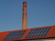 Solarzellen am Dach erzeugen Strom