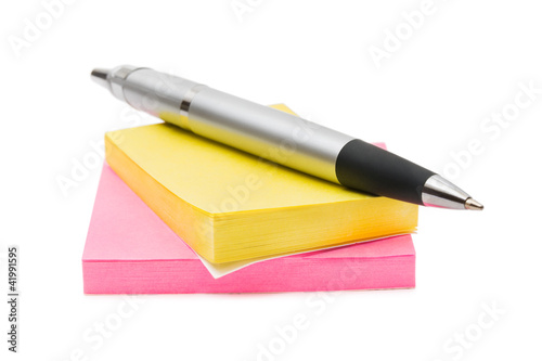 Foto: Note paper and pen Note paper and pen