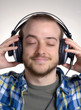 Joven dj sujetando audífonos,escuchando música.