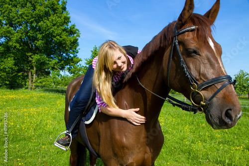 Foto: Junge Frau beim Reiten Junge Frau beim Reiten