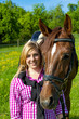 Junge Frau mit Pferd
