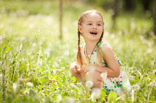 Foto: Cute little girl in the park Cute little girl in the park