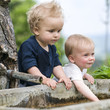 Zwei Jungs am Brunnen