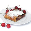 strudel alle ciliegie su piatto
