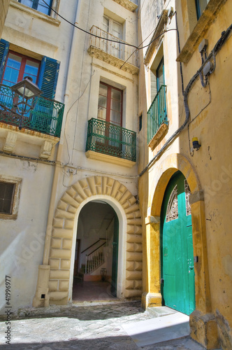 Foto: Alleyway. Otranto. Puglia. Italy. Alleyway. Otranto. Puglia. Italy.