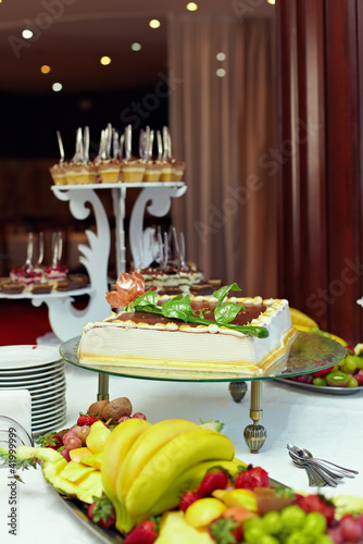 Foto: many servings of sweet tasty dessert on buffet many servings of sweet tasty dessert on buffet