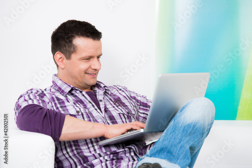 Photo: freundlicher mann kauft online ein freundlicher mann kauft online ein