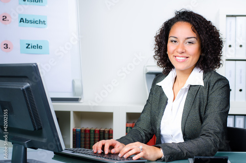 Foto: junge frau arbeitet am pc junge frau arbeitet am pc